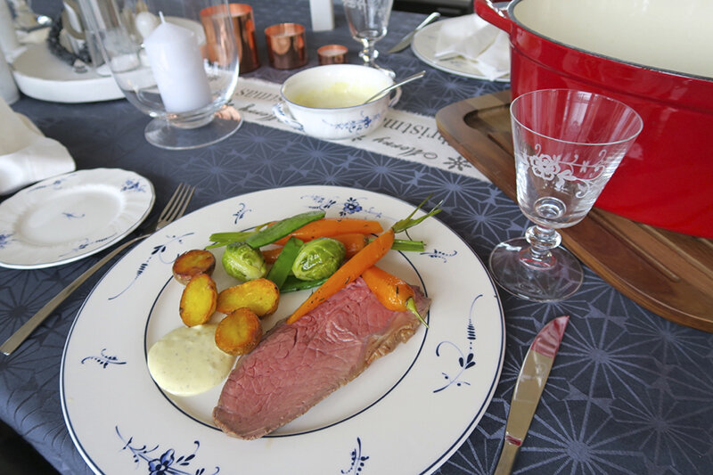 Rot, rosa Roastbeef mit knalligem Gemüse - was will man zu Weihnachten mehr. © Binekocht