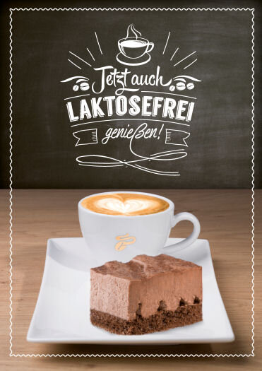 Genuss für Alle: Kaffeevariationen werden in den Tchibo Kaffeebars auf Wunsch mit laktosefreier Milch zubereitet und auch einen leckeren Kuchen kann man sich gönnen.