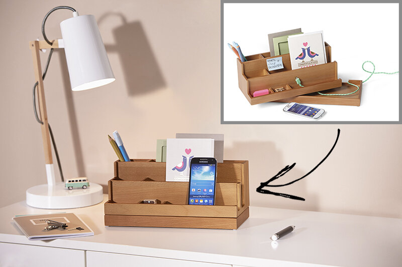 Der Schreibtisch-Organizer mit unsichtbarem Kabelfach hilft beim einfachen Anschließen und Aufladen von Tablet, Handy & Co..