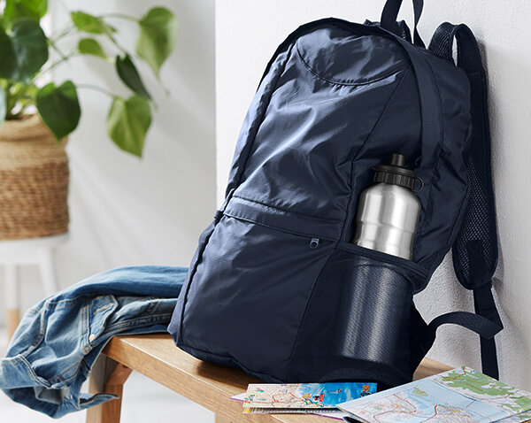Ein faltbarer Rucksack verstaut Jacken und ist selbst schnell verstaubar.