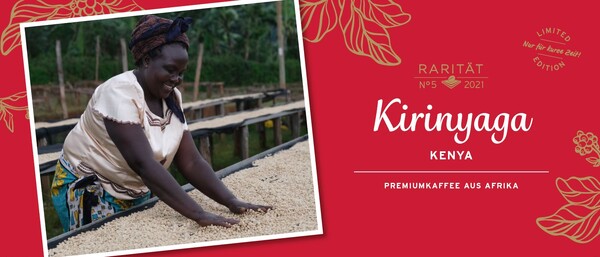 Frau trocknet Kaffeebohnen, Text Kirinyaga Kenya