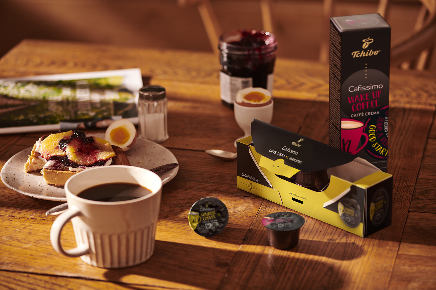 Frühstückstisch mit Kaffee, Toast und Ei