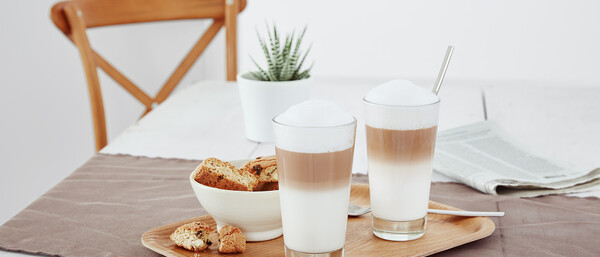 Zwei Latte Macchiato mit Biscotti auf Tablett