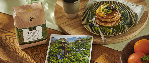 Kaffeepaket, Pancakes mit Obst und eine Tasse Kaffee