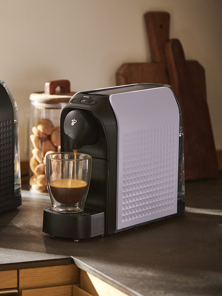 Zwei Kapselmaschinen mit Espresso auf Küchenarbeitsplatte