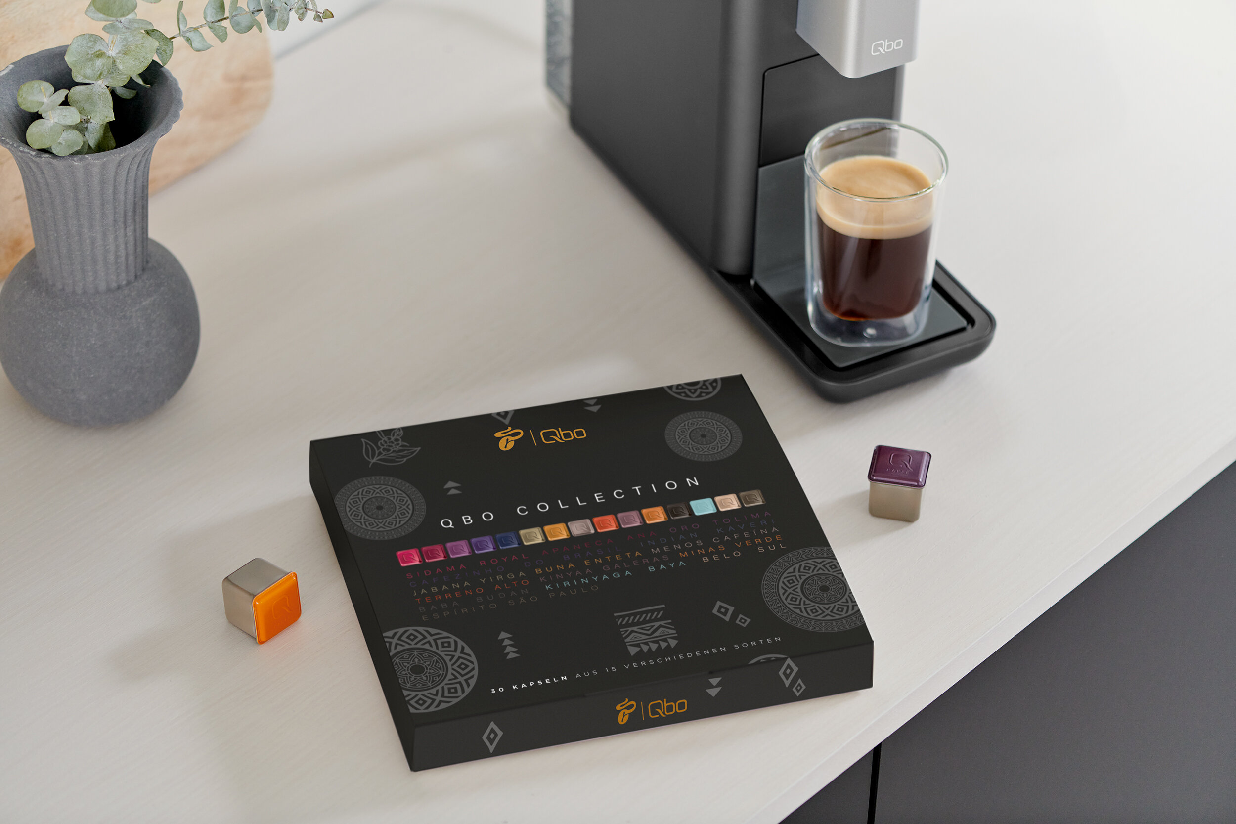 Kaffeemaschine mit Qbo-Kapseln und Geschenkbox