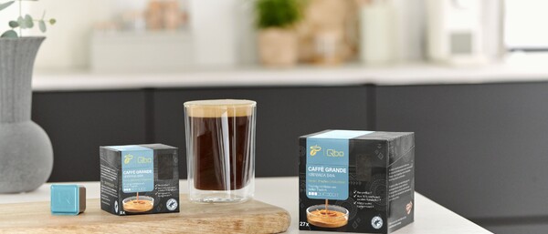 Kaffeeglas mit Qbo-Kapseln und Verpackungen