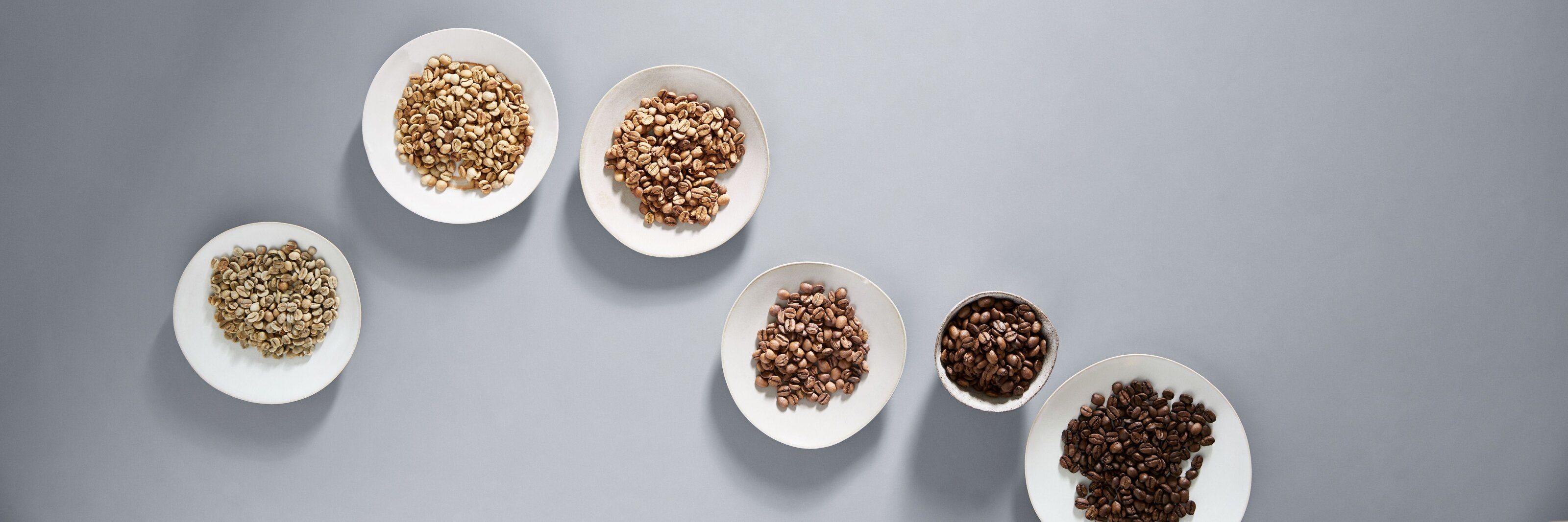 Teller mit unterschiedlich gerösteten Kaffeebohnen