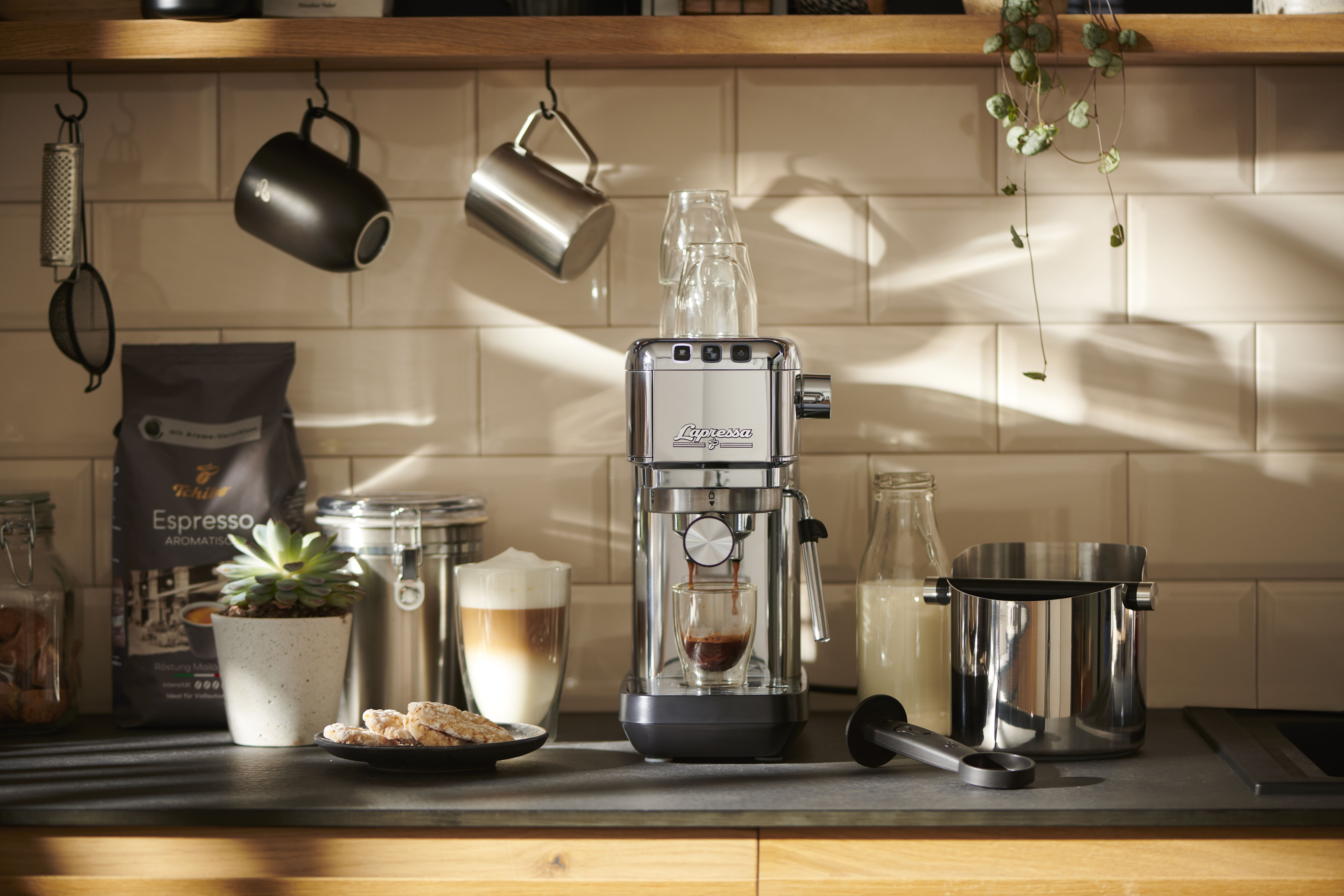 Espressomaschine auf Küchenzeile mit Zubehör