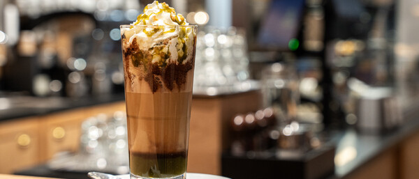 Latte mit Sahne und Karamell im Café