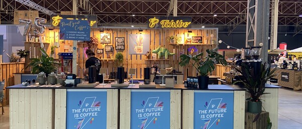 Moderner Tchibo-Kaffeestand auf einem Festival