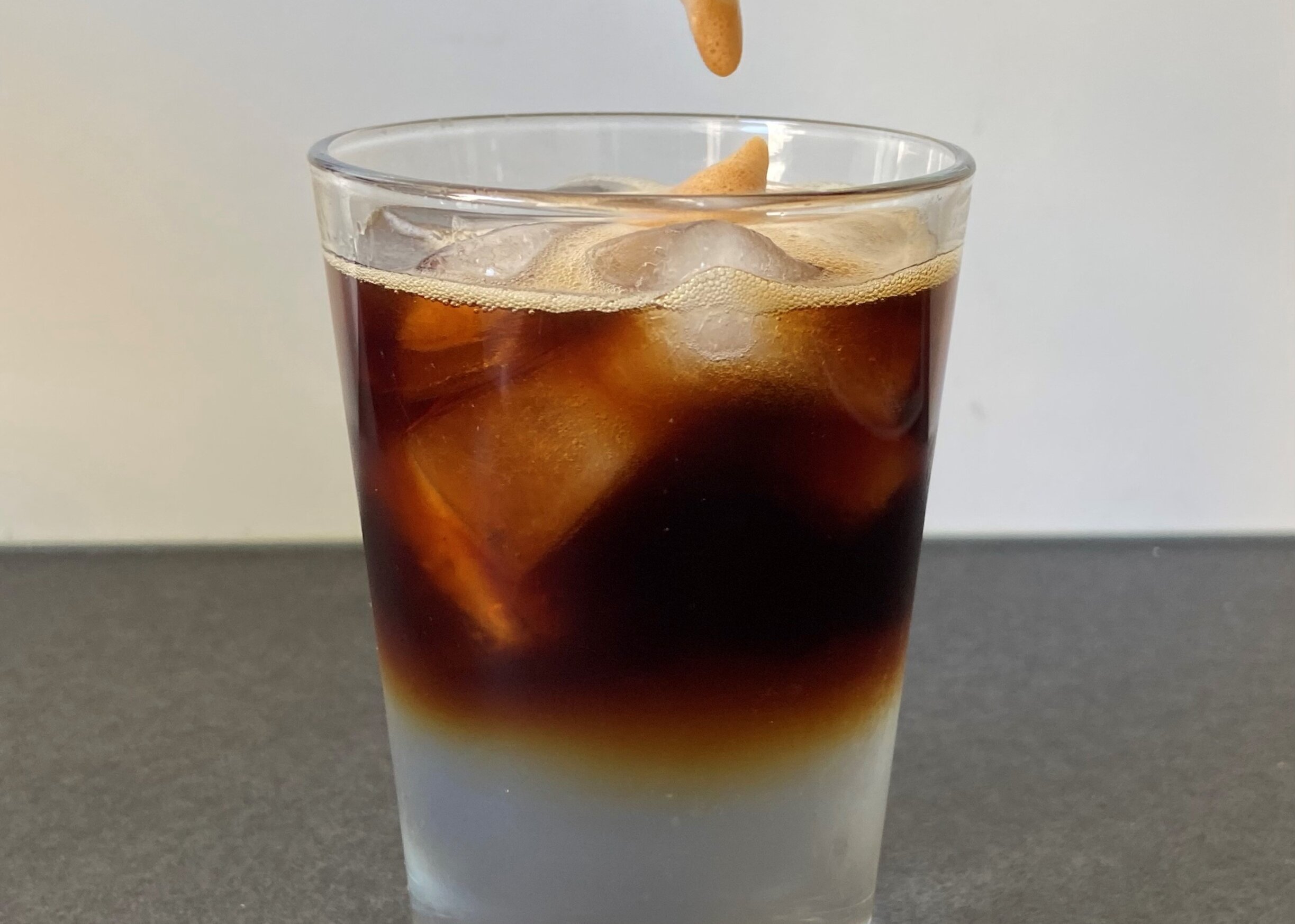 Eiskaffee mit Eiswürfeln in hohem Glas