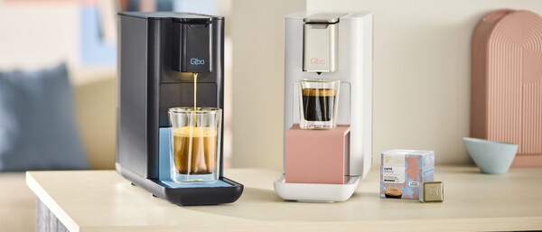 Zwei Qbo-Kaffeemaschinen mit gefüllten Gläsern