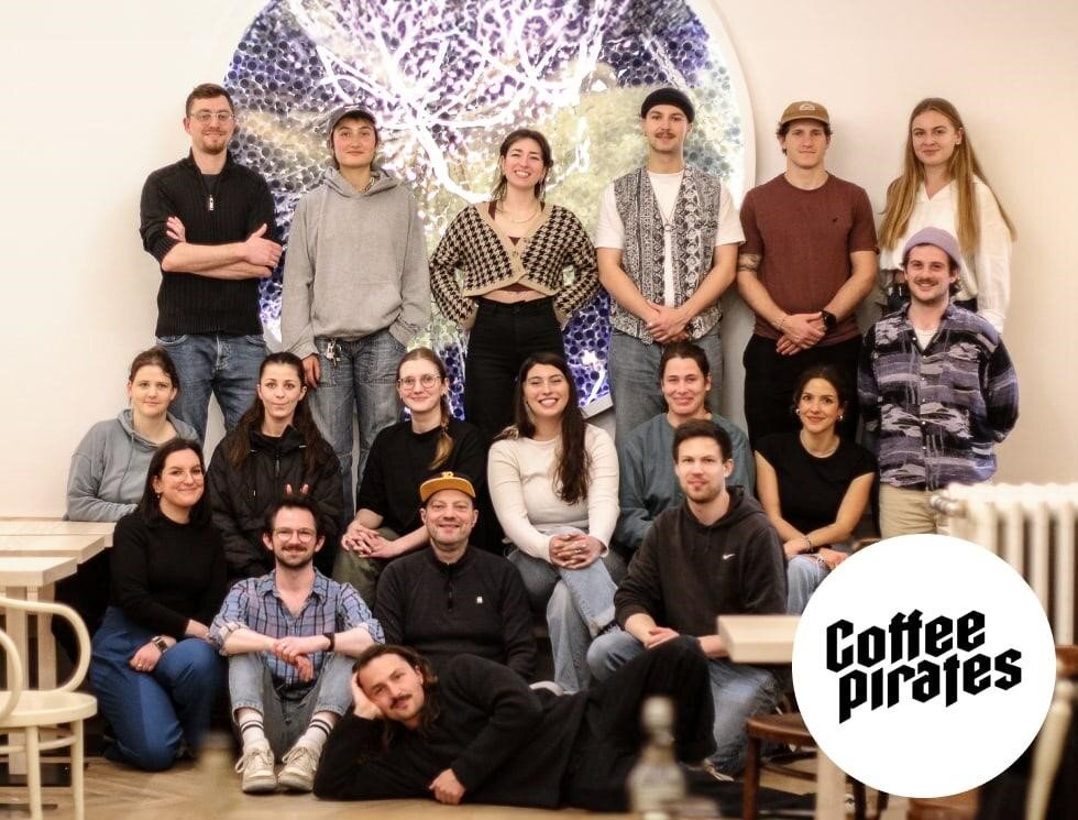 Gruppenfoto junger Leute im Café Coffee Pirates