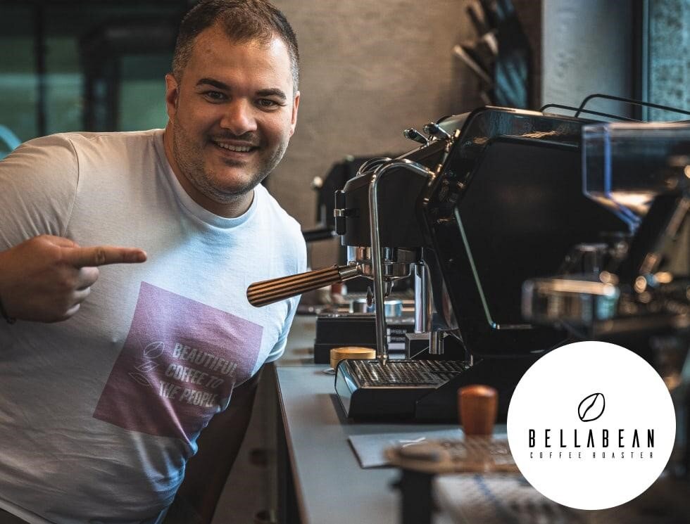 Barista zeigt auf Espressomaschine in Café