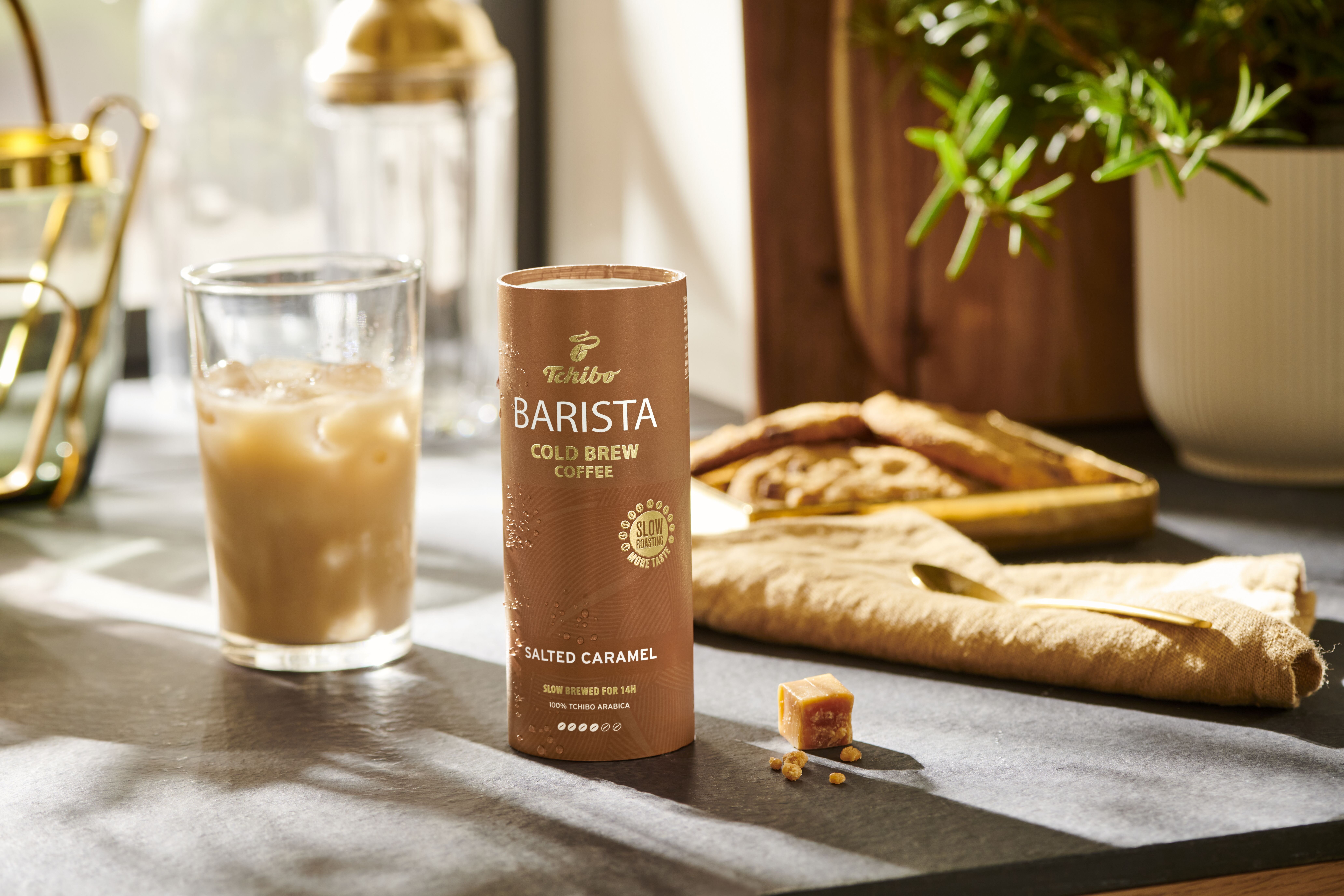 Tchibo Barista Cold Brew neben Glas mit Eiskaffee