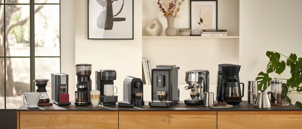 Verschiedene Kaffeemaschinen auf Küchenzeile