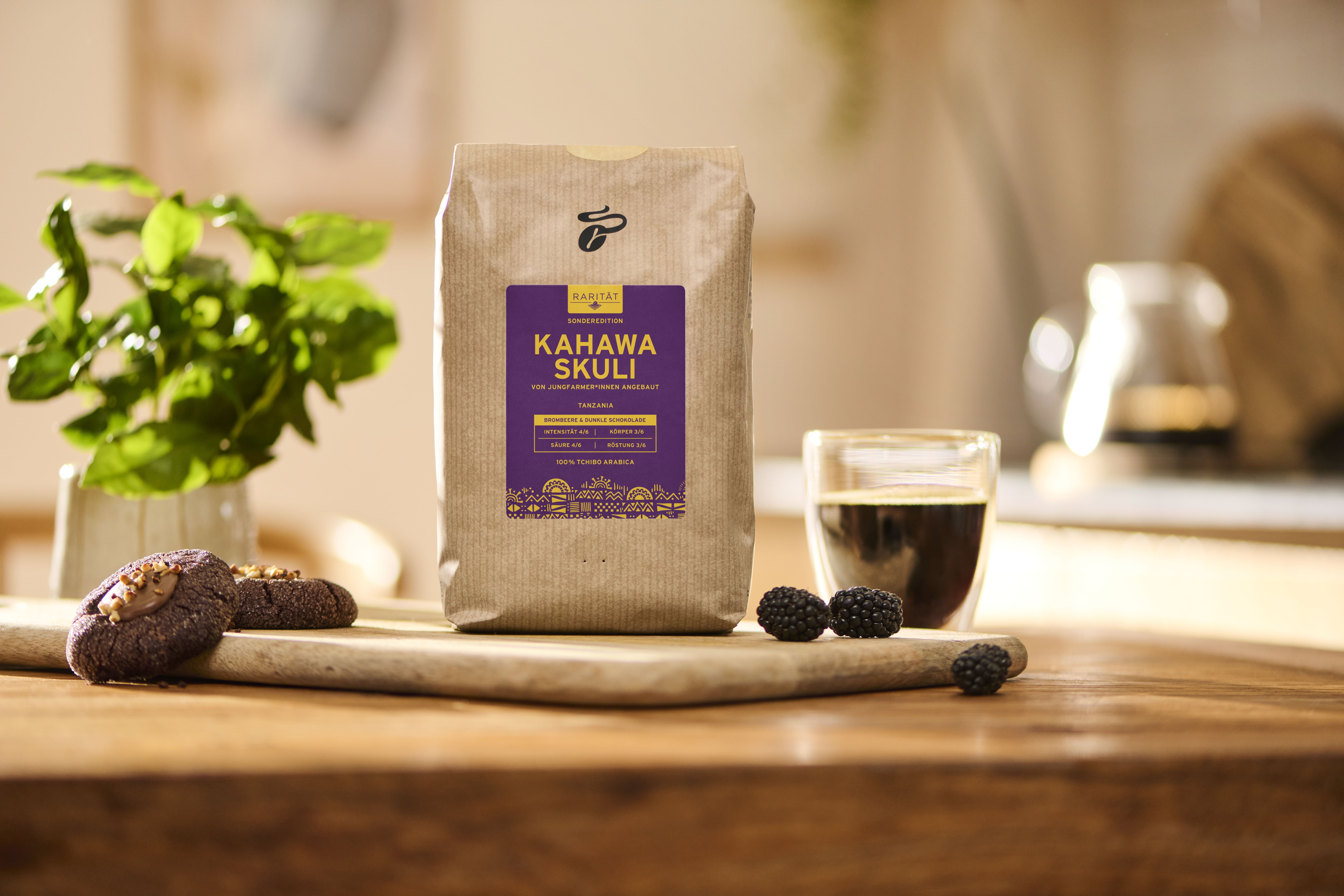 Kaffeepackung Kahawa Skuli mit Tasse und Gebäck