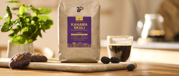 Kaffeepackung Kahawa Skuli mit Tasse und Gebäck