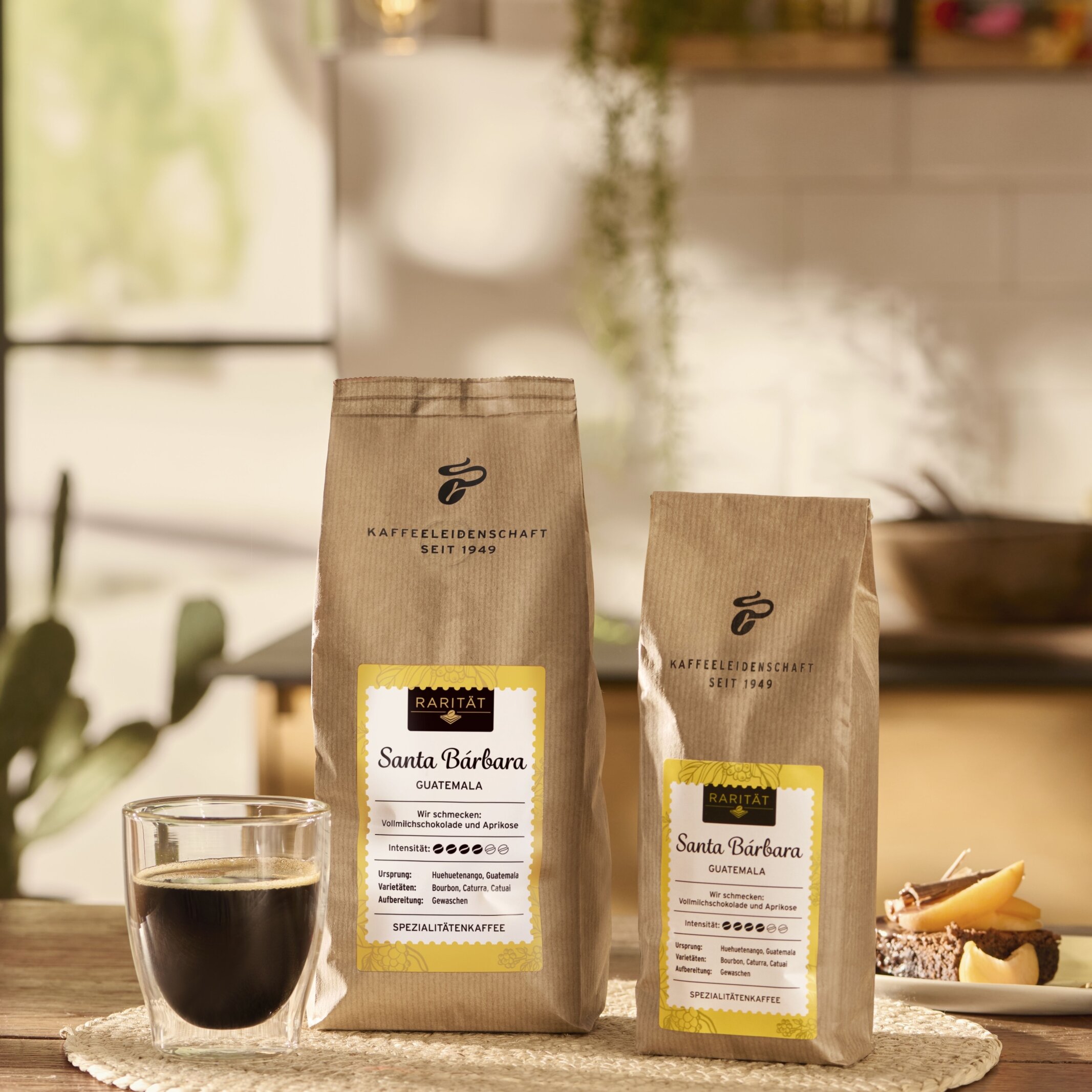 Zwei Santa Bárbara Kaffeepackungen mit Glas Kaffee