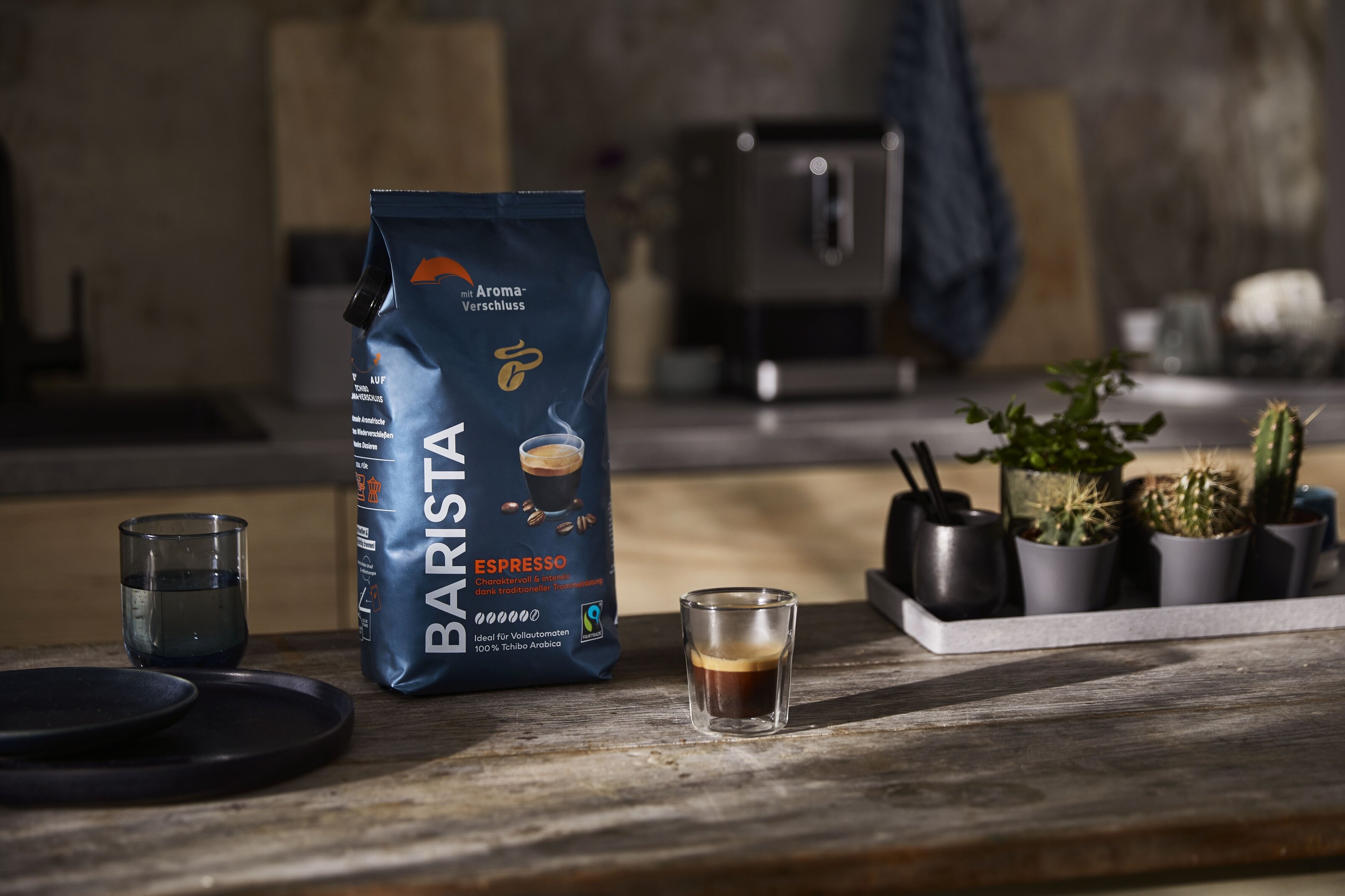 Kaffeepackung und Espresso auf Holztisch in Küche