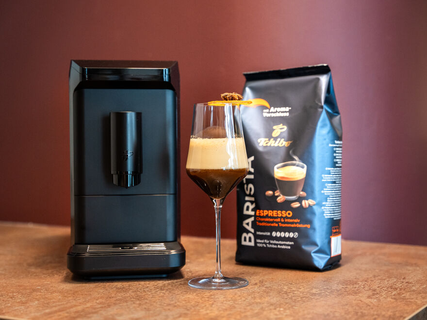 Kaffeemaschine, Espressoglas und Tchibo-Bohnen
