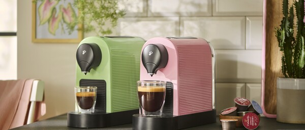 Grüne und rosa Kapselmaschine mit Espresso