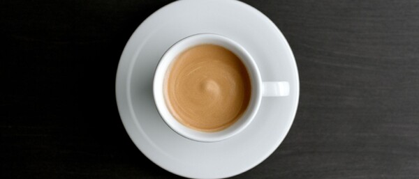 Tasse Espresso auf weißer Untertasse