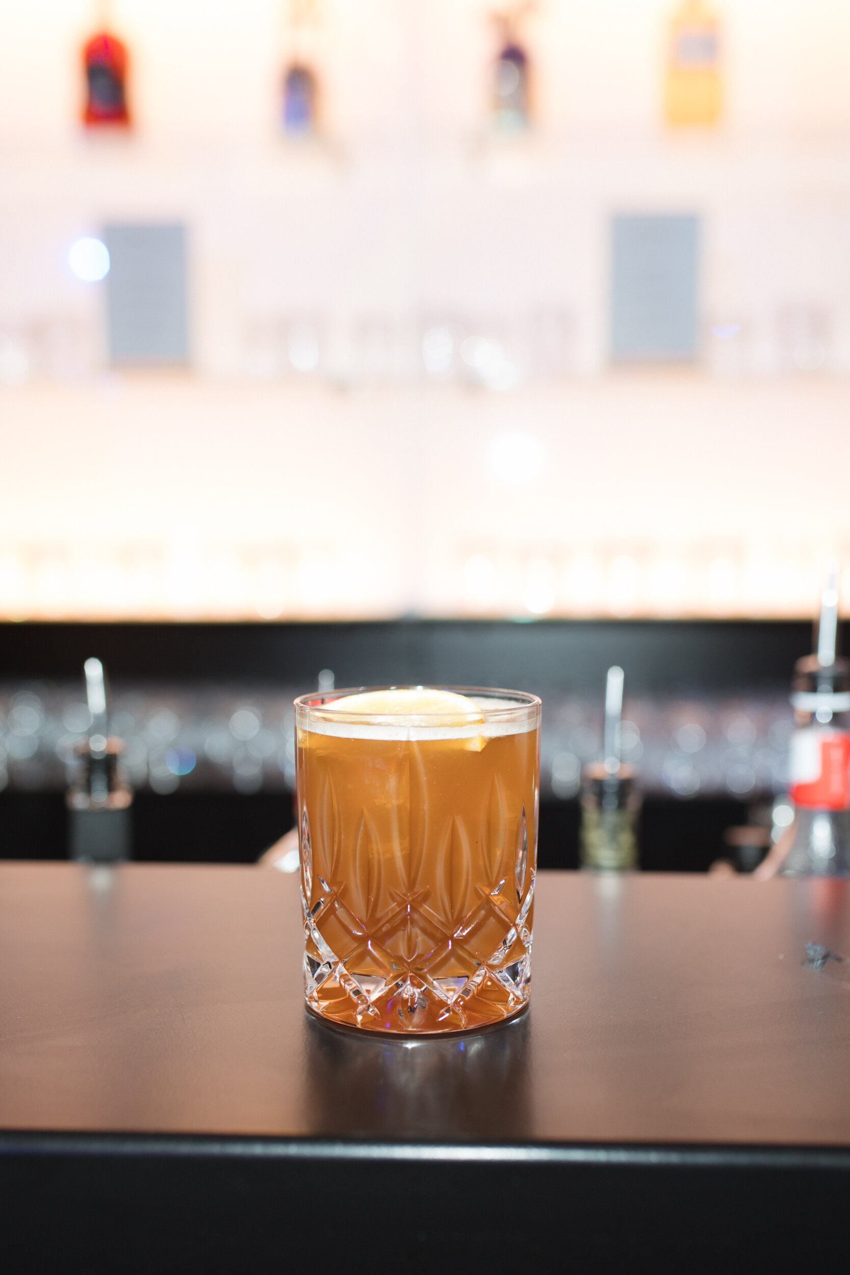 Brauner Cocktail im Kristallglas an der Bar