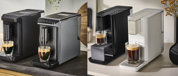 Vier moderne Kaffeemaschinen mit vollen Gläsern