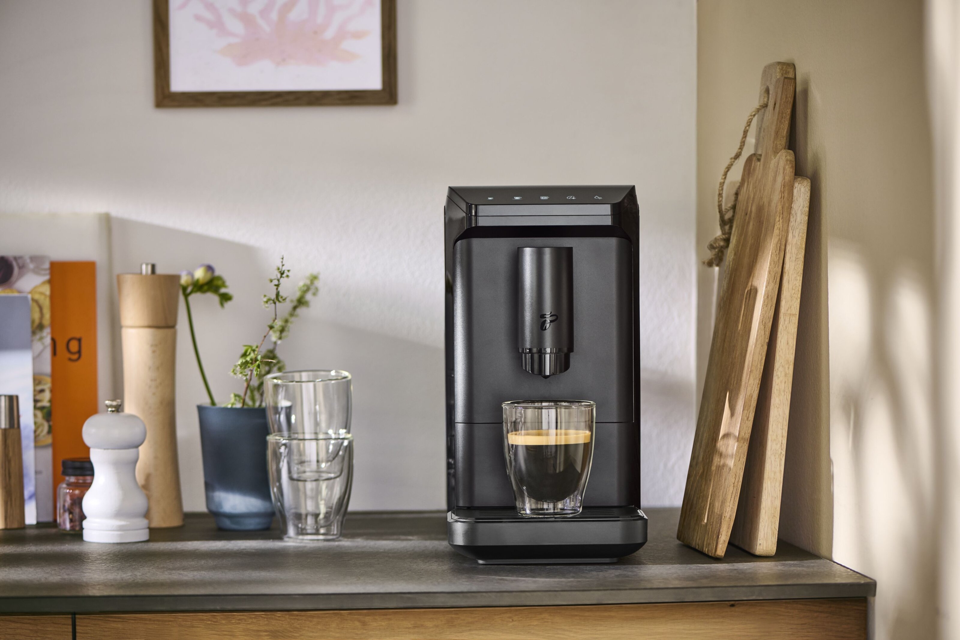 Schwarze Kaffeemaschine mit Glas Espresso