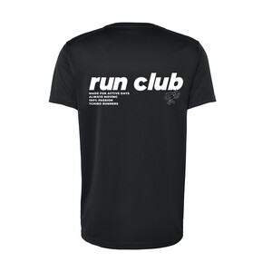 Link: Großansicht des Bildes - Bildinhalt: Schwarzes T-Shirt mit weißem „run club“-Aufdruck