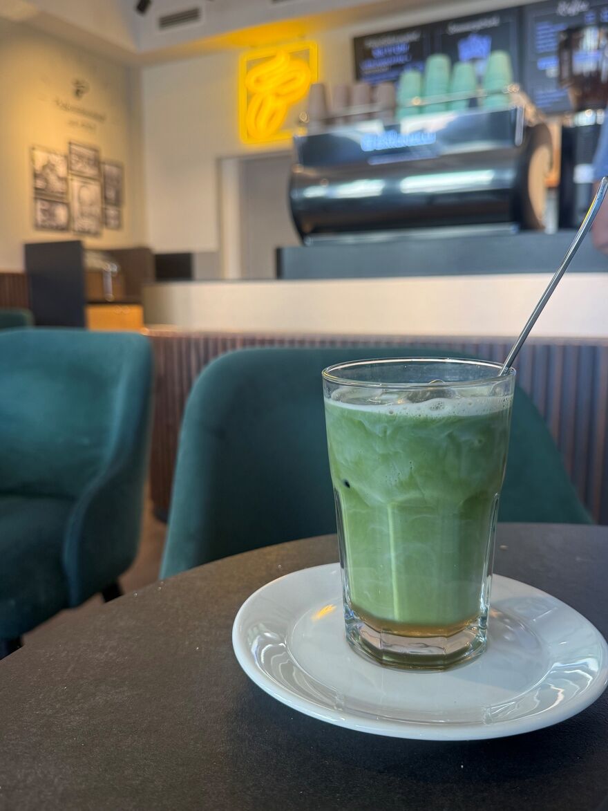 Eiskaffee mit Matcha in modernem Café