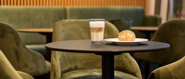 Latte Macchiato und Croissant in gemütlichem Café