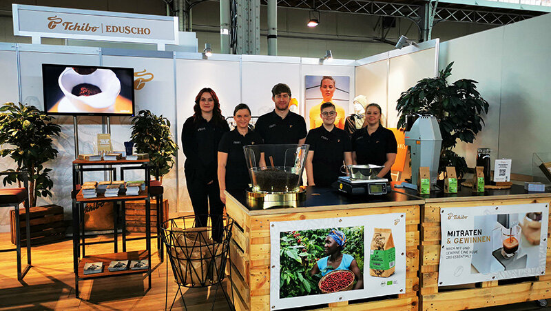 Tchibo-Messestand mit Team und Kaffeetheke