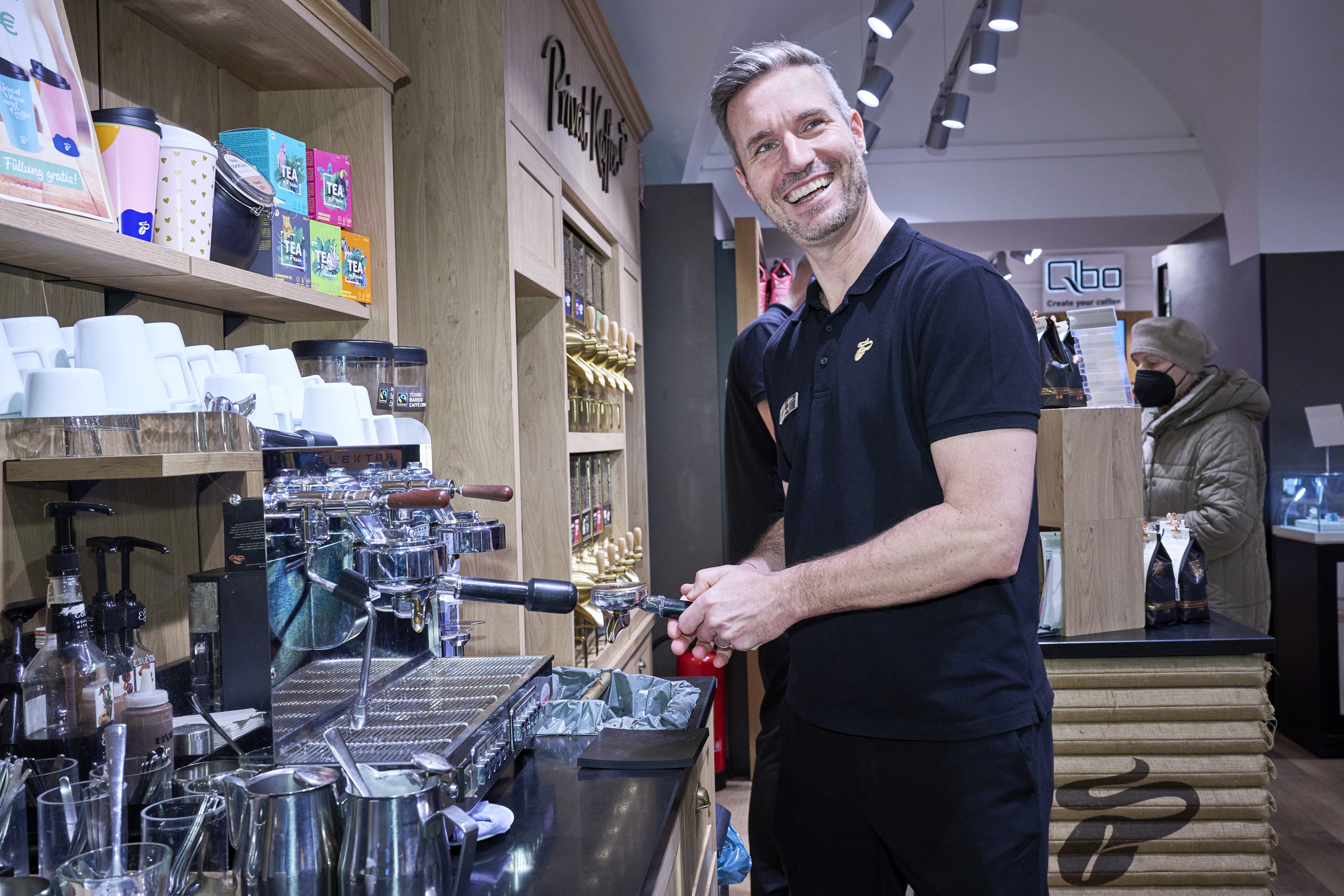 Barista bedient Espressomaschine in modernem Café