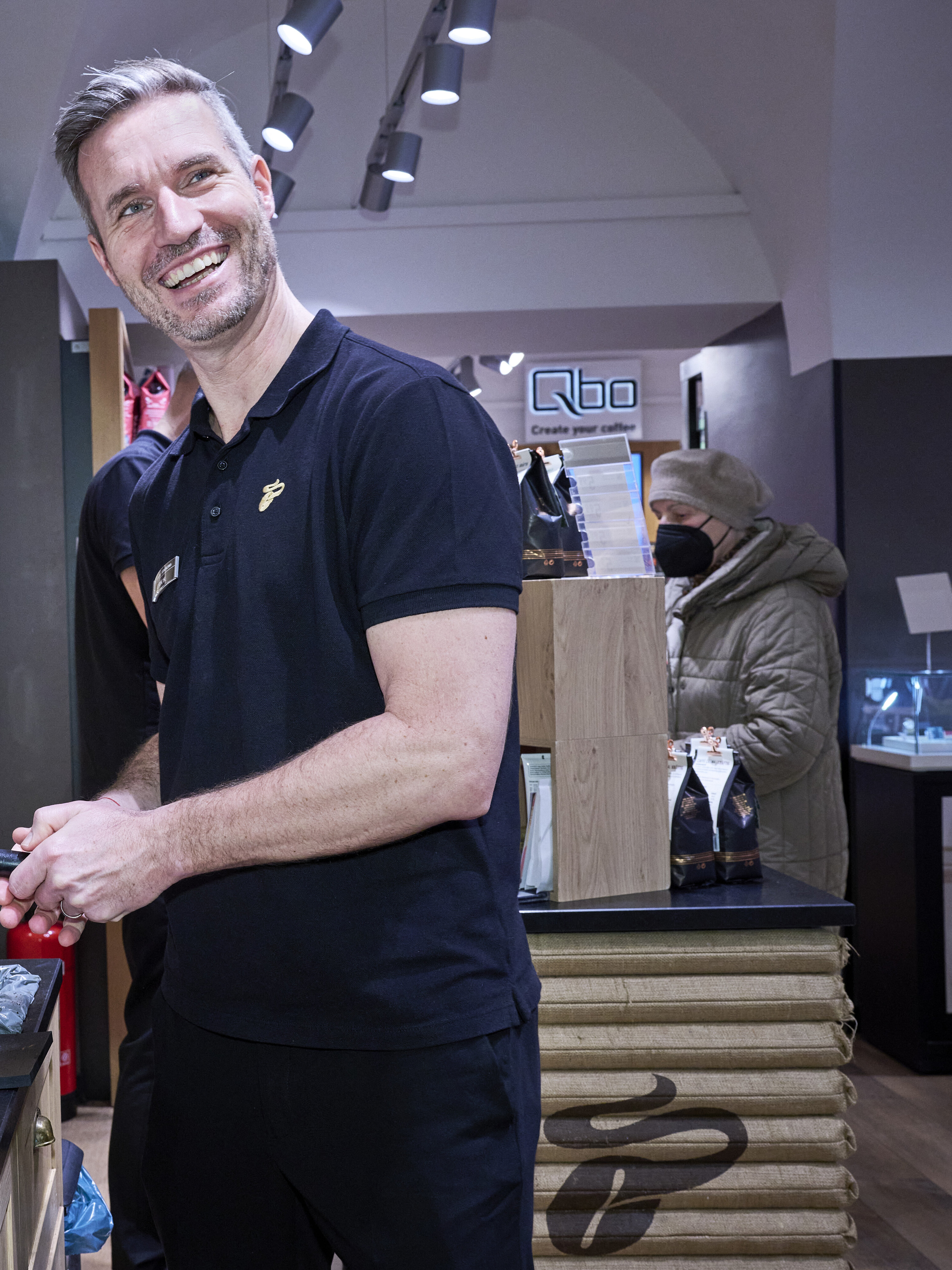 Barista bedient Espressomaschine in modernem Café