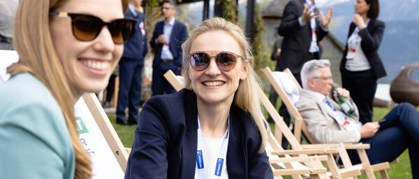 Menschen in Liegestühlen bei Business-Event draußen