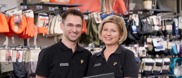 Zwei Verkäufer in schwarzer Uniform im Laden