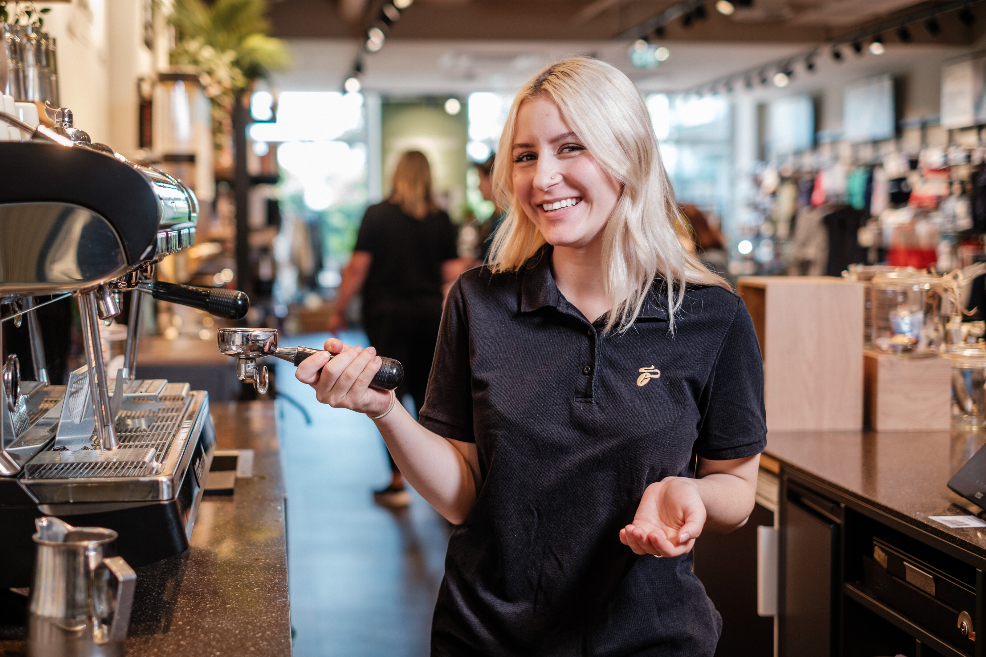 Barista bereitet an Siebträgermaschine Kaffee zu