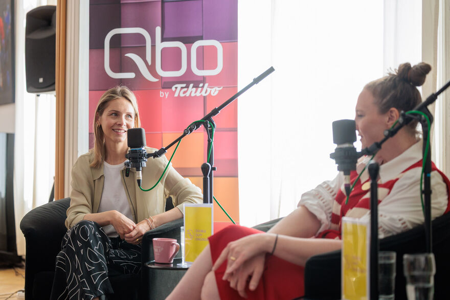 Zwei Frauen führen ein Podcast-Gespräch