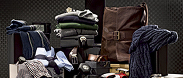 Herrenaccessoires, Kleidung und Tasche arrangiert