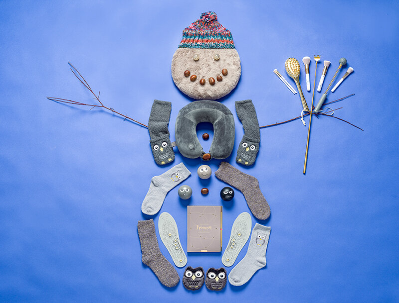 Schneemann aus Socken und Accessoires auf blauem Hintergrund