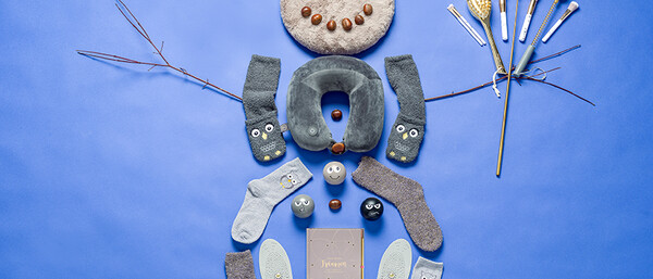 Schneemann aus Socken und Accessoires auf blauem Hintergrund