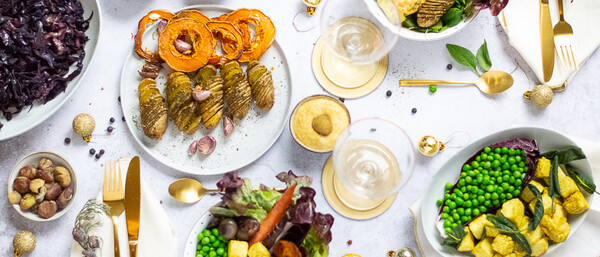 Festliche vegane Tischtafel mit bunten Bowls