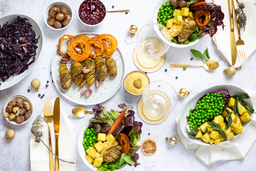 Festlich gedeckter Tisch mit bunten Veggie-Bowls