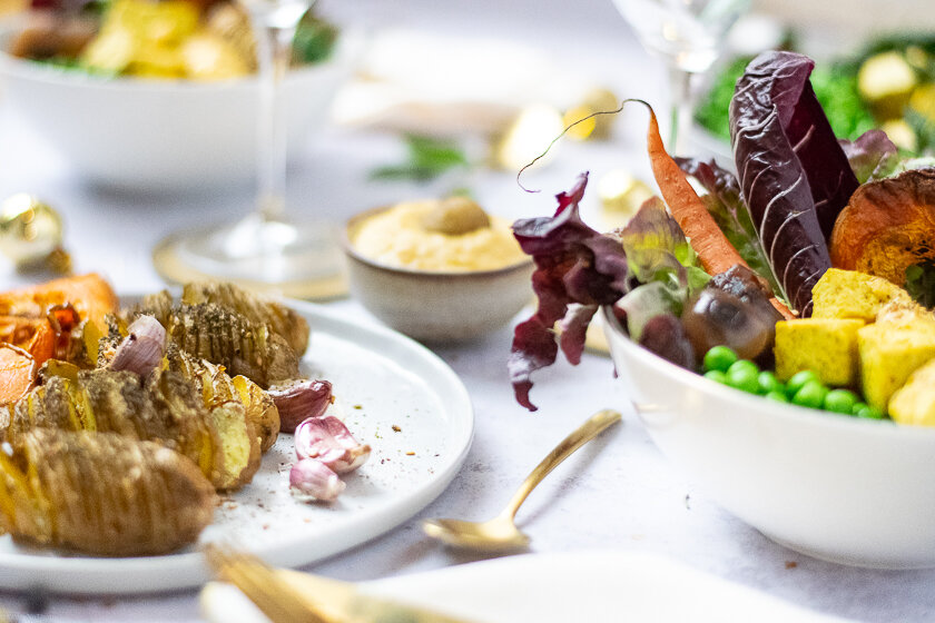 Festliches Gemüsegericht mit Kartoffeln und Salat