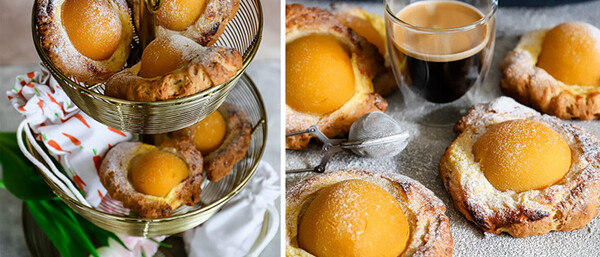 Hefeteilchen mit halben Pfirsichen und Kaffee