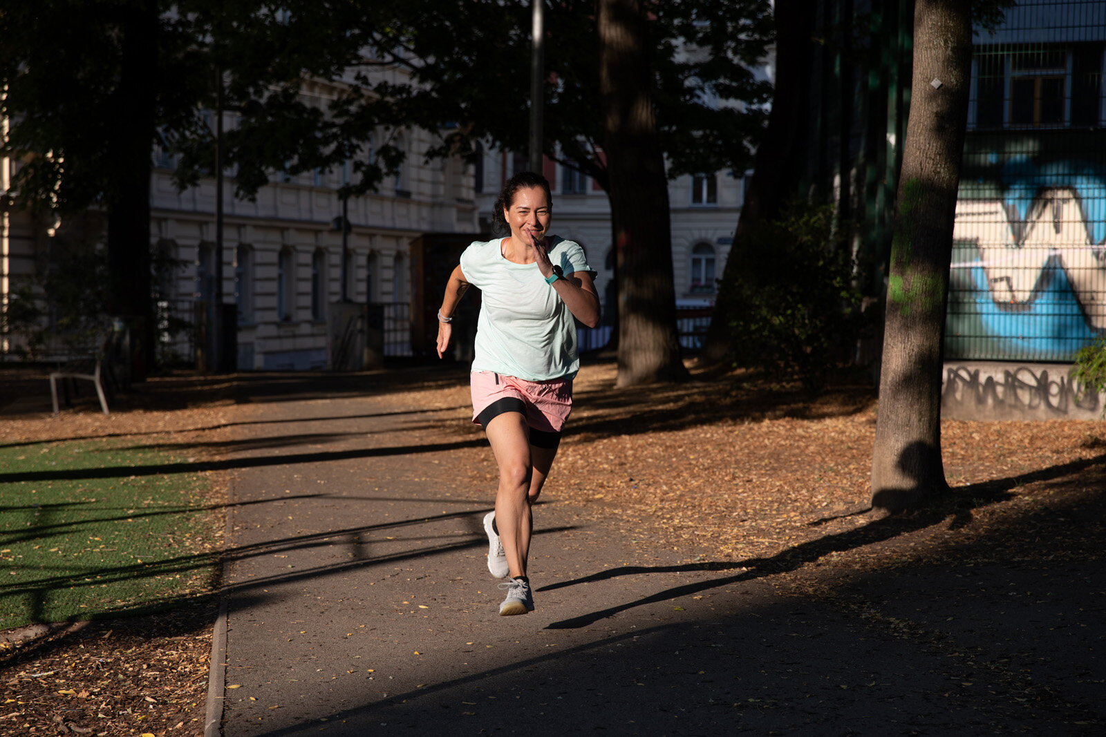 Person läuft sprintend durch einen Parkweg