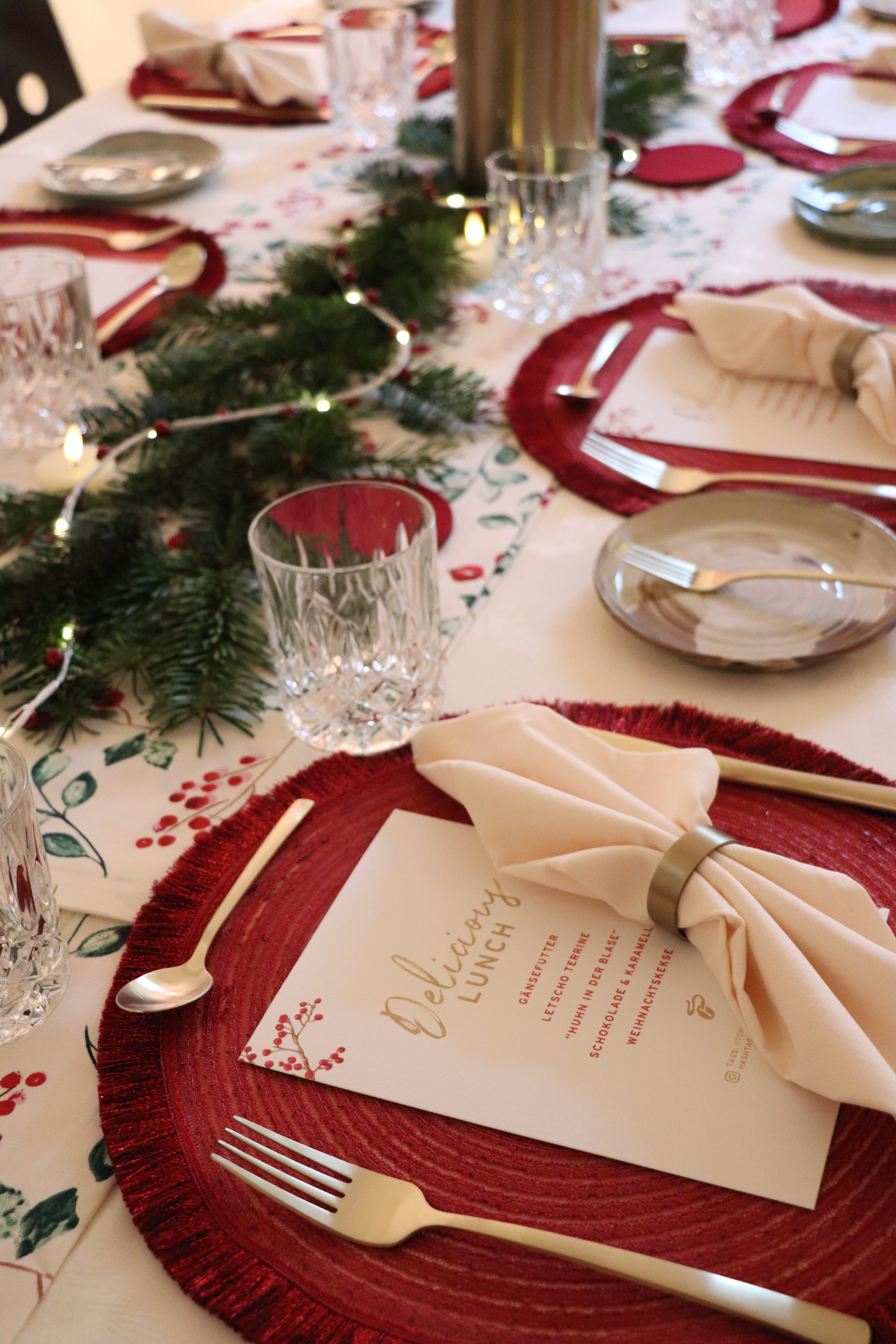 Festlich gedeckter Weihnachtstisch mit Menükarte
